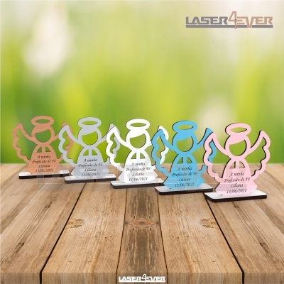 Figuras decorativas de anjos em madeira colorida com gravação, sobre mesa de madeira com fundo verde desfocado