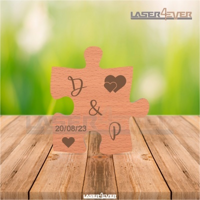 Peça de puzzle em madeira com letras, corações e data gravados