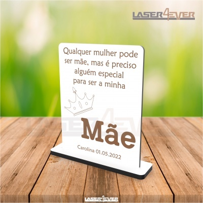 Placa decorativa com texto para mãe em madeira sobre mesa de madeira