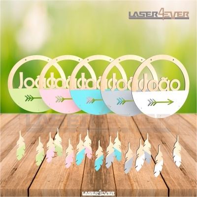 Cinco enfeites decorativos de madeira colorida com o nome Jordão e penas penduradas