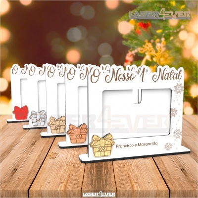 Moldura de fotografia branca para 1º Natal com decoração em madeira e nomes personalizados.