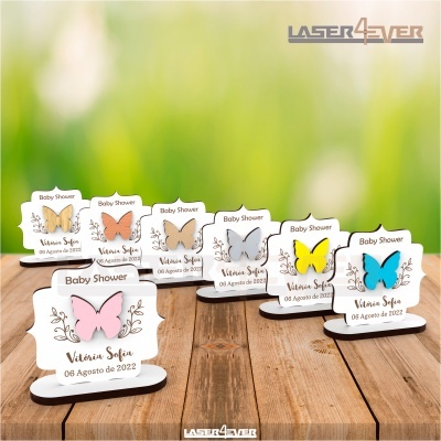 Lembranças de baby shower em madeira com borboletas coloridas e texto impresso