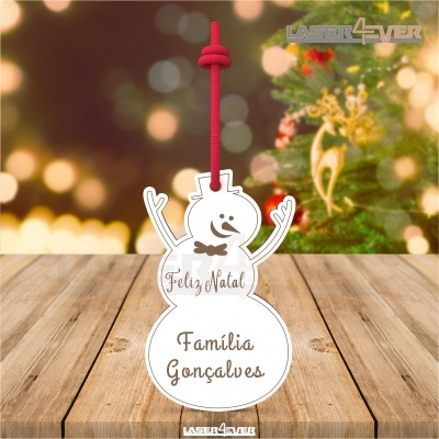 Enfeite de madeira boneco de neve com texto 'Feliz Natal' e 'Família Gonçalves' e cordão vermelho para pendurar