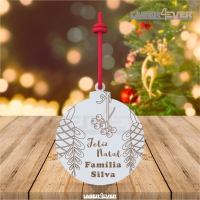 Ornamento de Natal branco com padrão dourado e texto personalizado pendurado