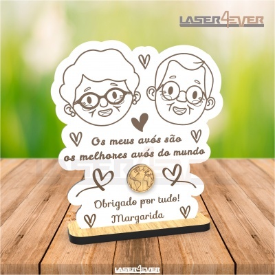 Placa decorativa branca com ilustrações de avós e texto em português sobre avós, sobre base de madeira