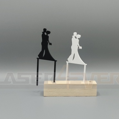 Duas figuras de casais a beijar como toppers para bolo, em acrílico preto e branco, com base de madeira.