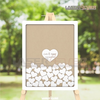 Moldura branca com corações de madeira brancos e texto central em coração maior