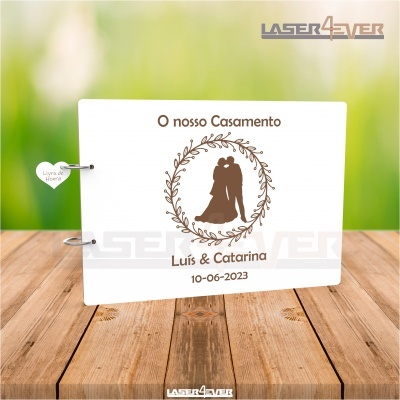 Livro branco de casamento com texto e ilustração de casal