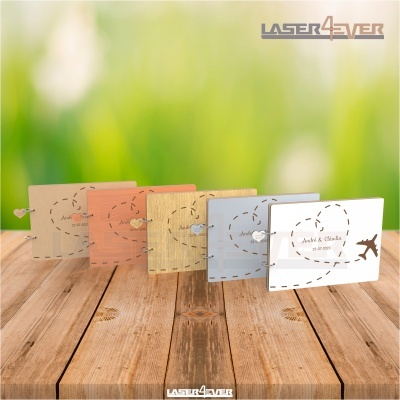 Cartões de convite de várias cores com desenho de avião gravado a laser em superfície de madeira