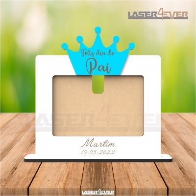 Moldura de fotografia branca com coroa azul e texto em português para o Dia do Pai