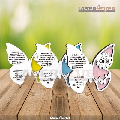 Lembranças do Crisma coloridas em forma de pomba com texto e nome Cátia