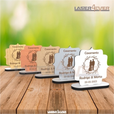 Lembranças de casamento em madeira e acrílico com texto e figura de casal