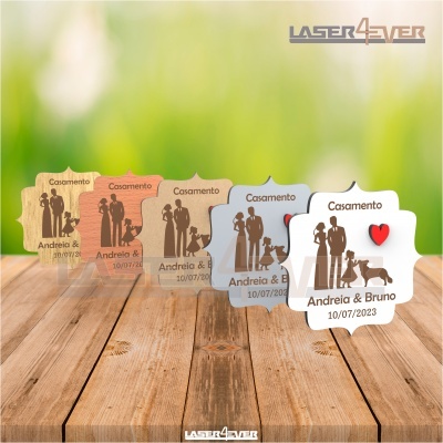 Marcadores de copos de cortiça e madeira com ilustração e texto de casamento