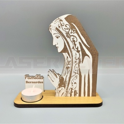 Figura de Nossa Senhora em madeira com suporte, vela e placa Família Bernardes