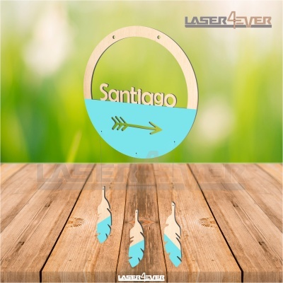 Móbile decorativo de madeira com nome Santiago e penas azuis