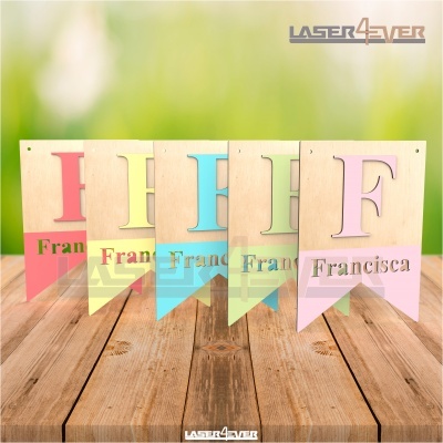Placas decorativas de madeira coloridas com letra F e nome Francisca