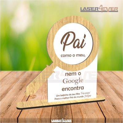 Artigo decorativo em forma de lupa em madeira com texto para o pai