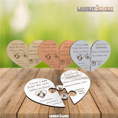 Cartões personalizados de madeira para casamento com texto e desenhos sobre fundo de madeira