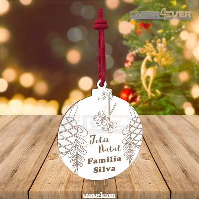 Decoração de Natal branca redonda com texto 'Feliz Natal Família Silva' e desenhos dourados pendurada em corda vermelha