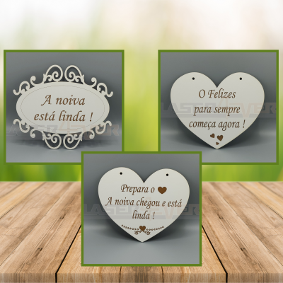 Três placas decorativas de madeira branca com textos sobre a noiva, em fundo de madeira e natureza desfocada