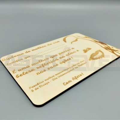 Cartão bege com texto em português gravado e ilustrações castanhas, com canto arredondado.
