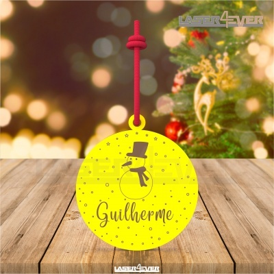 Enfeite de Natal amarelo com boneco de neve e nome Guilherme pendurado