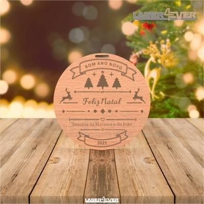 Ornamento redondo de madeira gravado com mensagens natalícias e figuras festivas