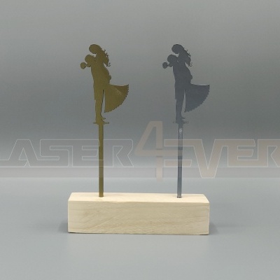 Duas figuras de metal dourado e cinza sobre base de madeira em fundo cinza com texto LASER4EVER