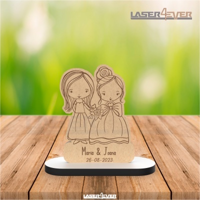 Figura decorativa em madeira com desenho gravado de duas raparigas de vestido e base