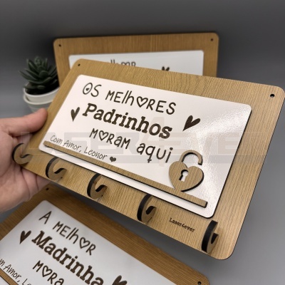 Placa decorativa de madeira com texto para padrinhos e ganchos metálicos