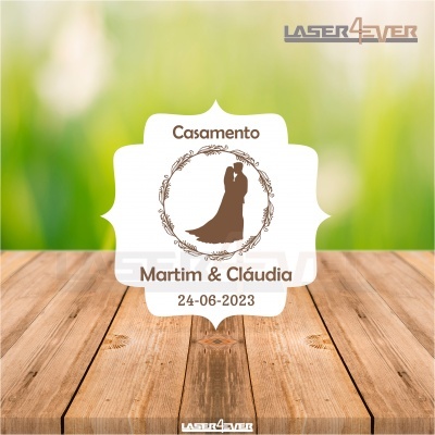Etiqueta de casamento com silhueta de casal e texto em madeira e fundo verde