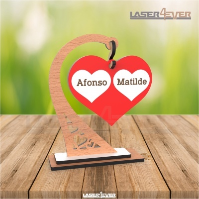 Suporte de madeira com corações vermelhos e nomes Afonso e Matilde