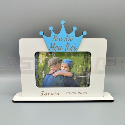 Moldura fotográfica branca com coroa azul e texto personalizado