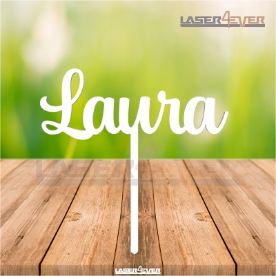 Objeto decorativo com o nome Laura em acrílico branco sobre madeira