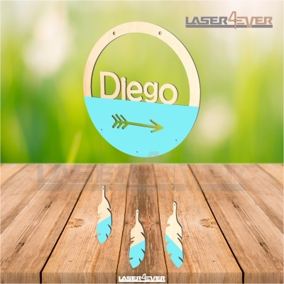 Móbile em madeira com nome Diego, pintura azul e natural, pendurado com penas