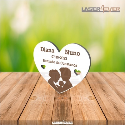 Placa decorativa coração branca com silhuetas e texto para batizado