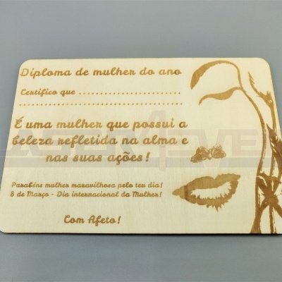 Diploma de mulher do ano em madeira com gravura a laser.