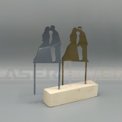 Objeto decorativo casal em metal com base de madeira e sombra