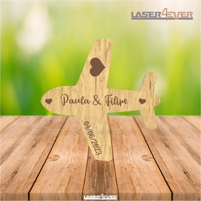 Avião decorativo em madeira clara com texto e corações