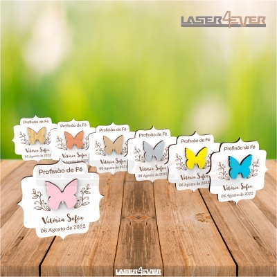 Lembranças de madeira para Profissão de Fé com borboletas coloridas e texto impresso