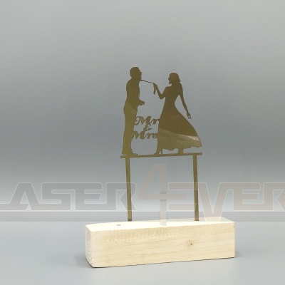 Topo de bolo acrílico dourado silhueta casal com texto base madeira