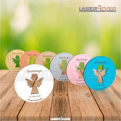 Lembranças redondas decorativas para batizado com anjo recortado em várias cores sobre madeira