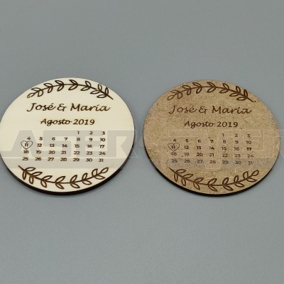 Dois calendários redondos de madeira com texto 'José & Maria Agosto 2019' e padrões de ramos