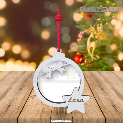 Ornamento de Natal branco com nome 'Lana' em estrela pendurado com cordão vermelho