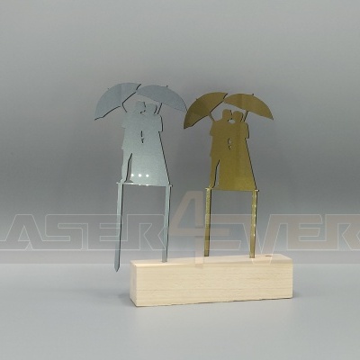 Marcadores de livros metálicos de casal sob guarda-chuva sobre base de madeira