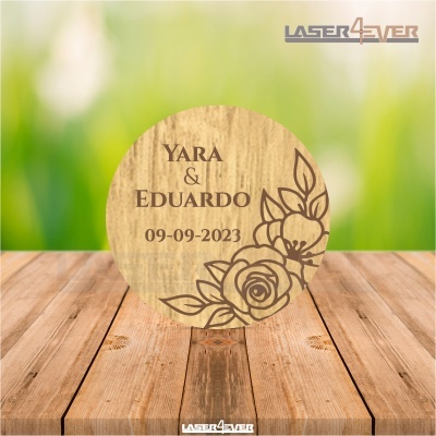 Disco redondo em madeira clara com gravação laser de nomes, data e flores