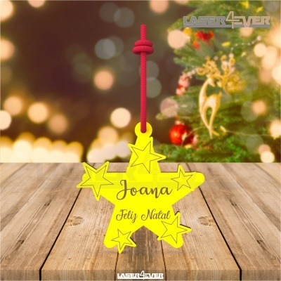 Estrela decorativa amarela com texto de Natal pendurada