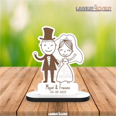 Figura decorativa de noivos com texto personalizado numa base branca