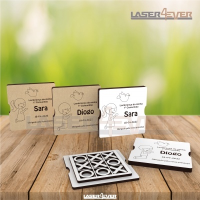 Porta-copos gravados a laser com desenhos infantis e texto em madeira e plástico sobre mesa de madeira