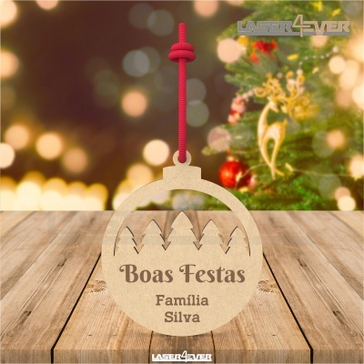 Enfeite de Natal em madeira com cordão vermelho e texto Boas Festas Família Silva